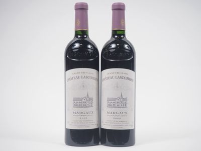 deux bouteilles de vin posées l'une à côté de l'autre sur une surface blanche