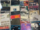beaucoup de cd de musique et de cd sur la table