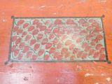 un tapis posé sur le sol d'une pièce dont le sol est rouge