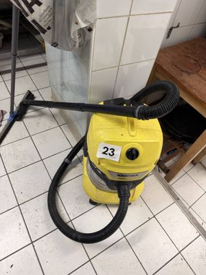 un sèche-linge jaune posé par terre dans une cuisine