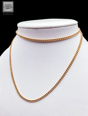 un collier à chaîne en or sur un mannequin mannequin mannequin mannequin mannequin mannequin mannequin mannequin mannequin mannequin