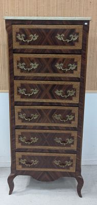 une commode en bois avec un plateau en marbre