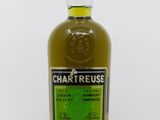 une bouteille de Chartreuse, une petite bouteille de whisky irlandais