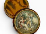 une petite boîte sur laquelle figure une image représentant une femme et un homme