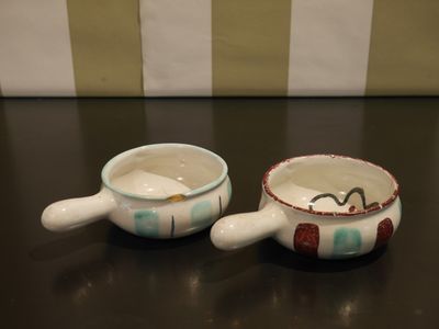 Vallauris, attribué à Deux poelons en faïence à décor de coq…