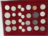 une boîte rouge contenant beaucoup de pièces de monnaie