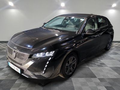 la photo d'une voiture noire garée dans une salle d'exposition