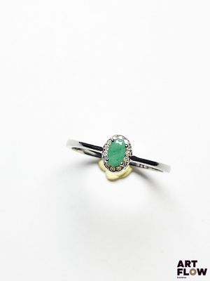 Gros plan sur une bague ornée d'une pierre verte