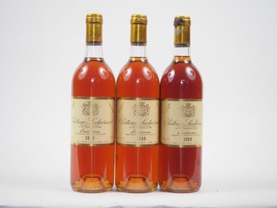 trois bouteilles de vin posées sur une surface blanche