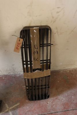 une valise posée par terre près d'un mur