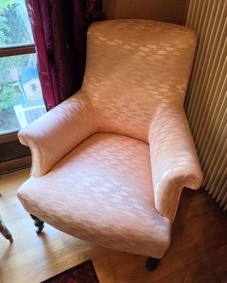 une chaise qui se trouve devant une fenêtre