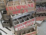 plusieurs caisses en bois empilées les unes sur les autres sur une palette
