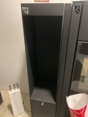 un réfrigérateur noir et un gobelet rouge dans une pièce