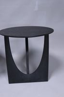 ETHNICRAFT. Paire de tables d'appoint en chêne teinté noir. (photo 2)