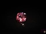 un diamant rose dans l'obscurité