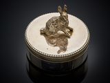 une image représentant une boîte argentée sur laquelle figure un lapin