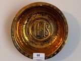 an image of a gold plate with the word u s on it