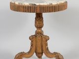 une petite table avec un plateau en marbre et des pieds en bois