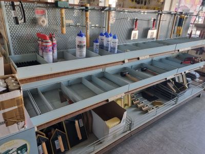 de nombreuses étagères contenant divers articles dans un magasin