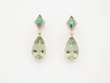 une paire de boucles d'oreilles ornées de pierres vertes et bleues
