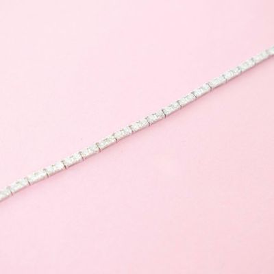 Bracelet en platine fin (900/oo), serti d'une ligne continue…