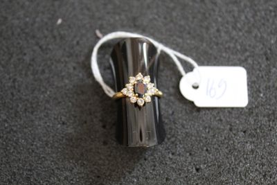 une bague posée sur une table avec une étiquette de prix