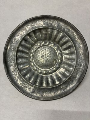 une assiette en argent ornée d'un motif circulaire