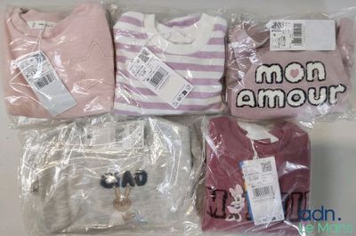 beaucoup de vêtements pour bébés emballés dans du plastique