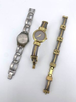 deux montres et un bracelet sont posés sur une surface blanche