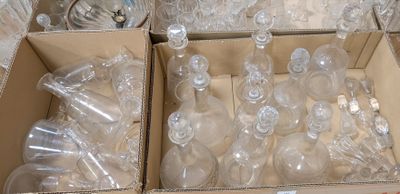 de nombreuses bouteilles en plastique vides dans une boîte posée par terre