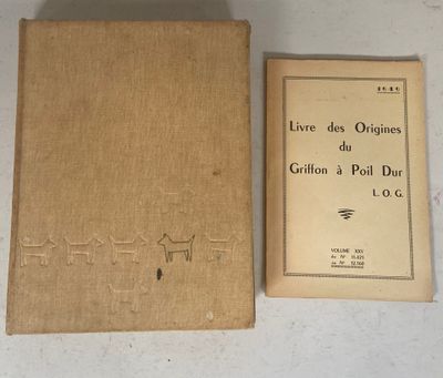 un livre posé sur une table à côté d'un livre