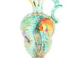 un vase orné d'un poisson sur fond blanc
