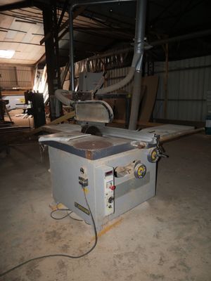 a picture of a machine that is sitting in a garage
