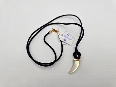 gros plan d'un collier sur une surface blanche avec une étiquette