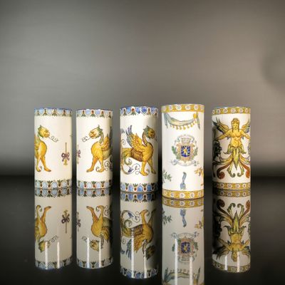 quatre vases sont alignés sur une table