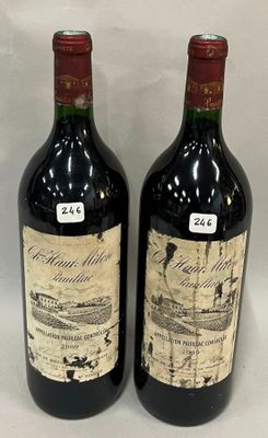 deux bouteilles de vin posées sur une table l'une à côté de l'autre