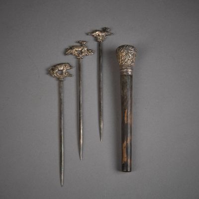 Paire de deux coupes sur piédouche en bronze à patine brune.
