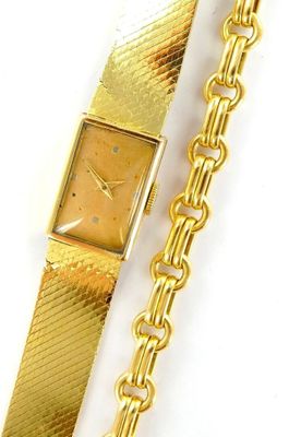 une image représentant une montre en or et un bracelet en or sur un fond blanc