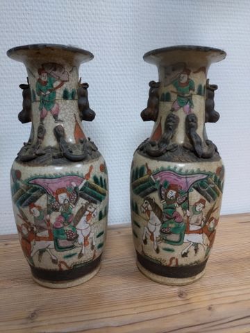 CANTON XIXème :  Paire de vases en céramique craquelée à décor po...