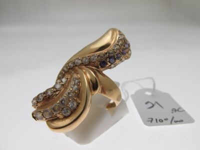 une photo d'une bague en or sertie de diamants, avec une étiquette indiquant le prix