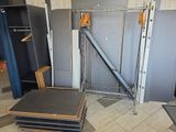 une pièce dans laquelle se trouvent un rayonnage métallique et une table