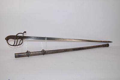 une très vieille épée et une paire de lunettes posées sur une table