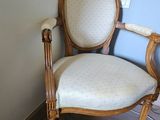 une chaise placée contre un mur
