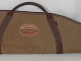 un sac marron muni d'une poignée marron sur fond blanc