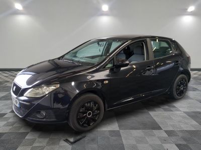 la photo d'une voiture noire garée dans un garage