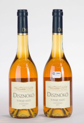 deux bouteilles de vin posées l'une à côté de l'autre sur une surface blanche