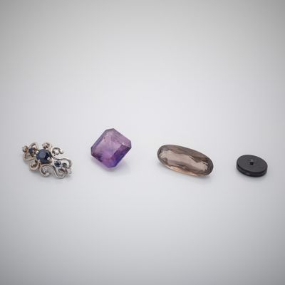 Trois types de pierres précieuses sont présentés sur un fond blanc