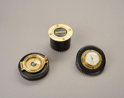 Ensemble de 3 pièces de bureau en cuir piqué noir et laiton …