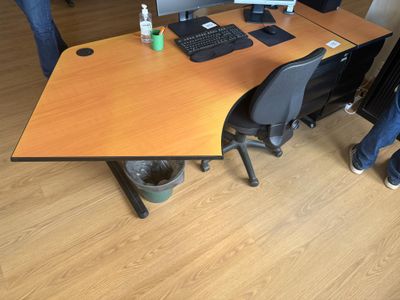 deux personnes debout autour d'un bureau sur lequel se trouve un ordinateur