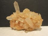 un petit morceau de roche sur lequel se trouve un cristal